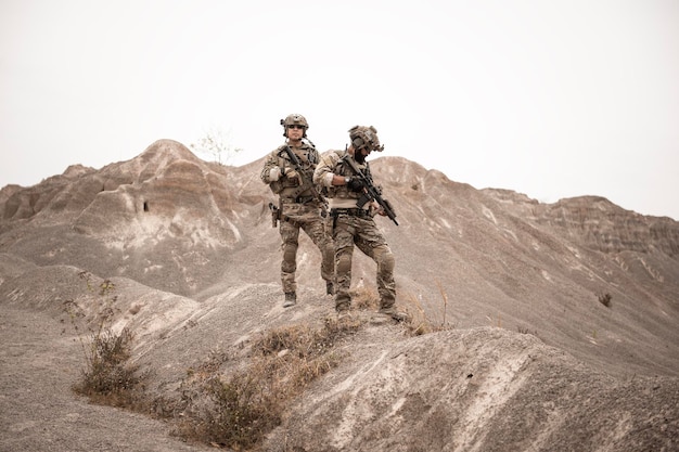 Foto soldaten in camouflage uniformen richten met hun geweren