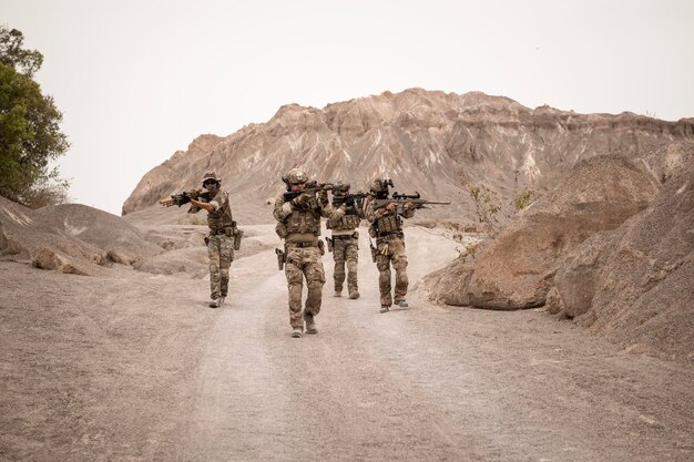 Soldaten in camouflage uniformen richten met hun geweren