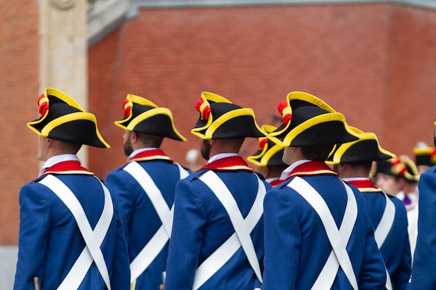 Soldaten in formatie paraderen in oude Spaanse uniformen