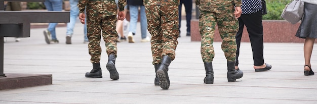 Soldaten in uniform wandelen in de stad