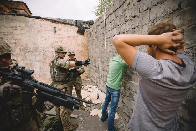 Soldaten met wapen gevangen volkeren