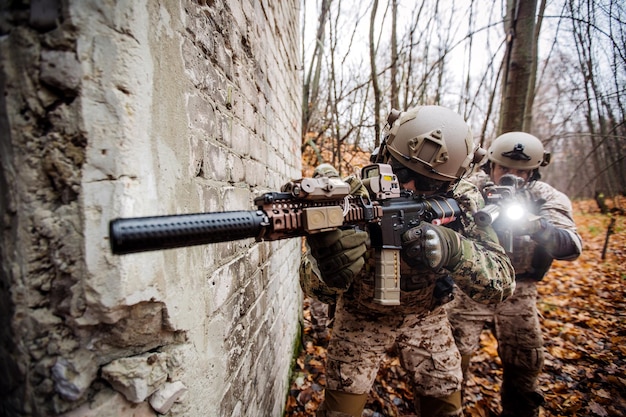 Soldaten of particuliere militaire aannemers die gericht zijn op geweeroorlogswapentechnologie en mensenconcept