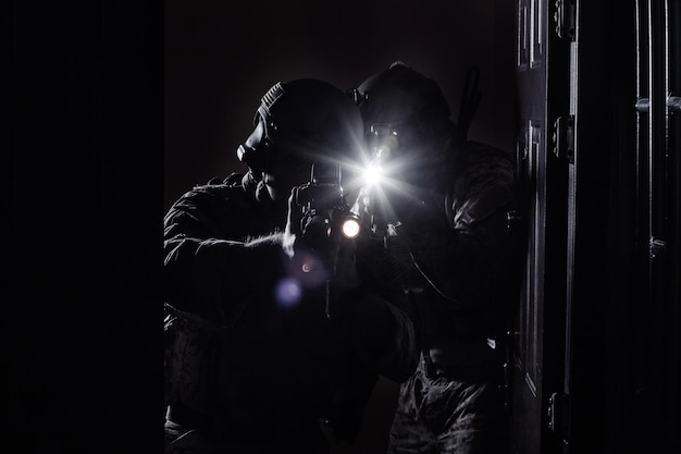 Soldaten of particuliere militaire aannemers met geweer Afbeelding op een zwarte achtergrond oorlogsleger wapentechnologie en mensen concept