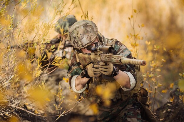 Soldaten team gericht op een doelwit van wapens