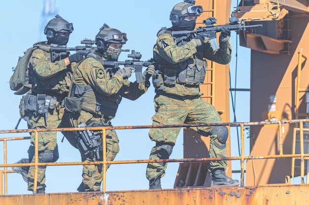 Soldaten vallen uit een helikopter om de controle over de ontvoerde boot terug te krijgen.