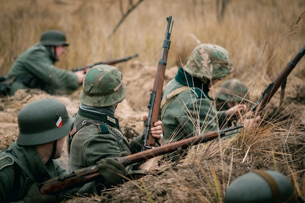 Soldaten van de wehrmacht in de loopgraaf