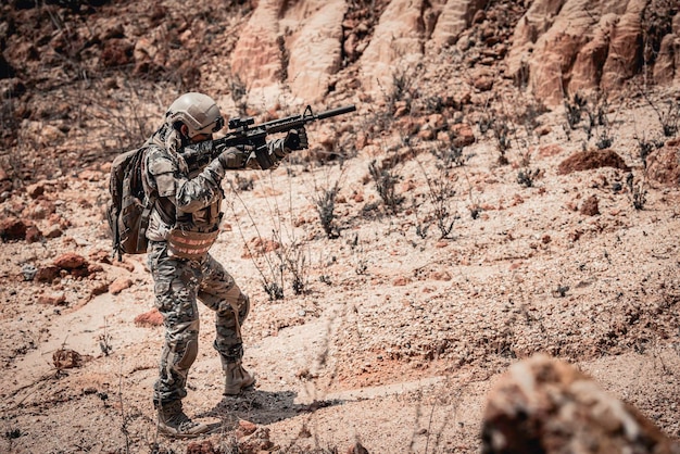 Soldaten van speciale troepen in oorlogen in de woestijn, mensen van Thailand, soldaat van het leger patrouilleerde aan de frontlijn en riep versterkingen op.