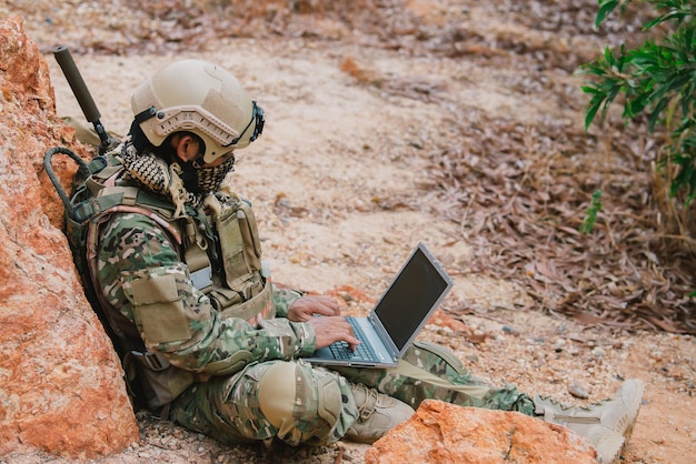 Soldaten van speciale troepen in oorlogen in de woestijn Thailand-mensen Legersoldaat gebruikt laptop voor zie kaart met satelliet Radio gebruiken voor communicatie tijdens militaire operatie