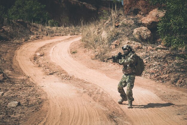 Soldaten van speciale troepen op oorlogen in de woestijnThailand-mensen Legersoldaat Lopende patrouille