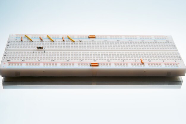 Soldeerloze circuit breadboard op witte achtergrond