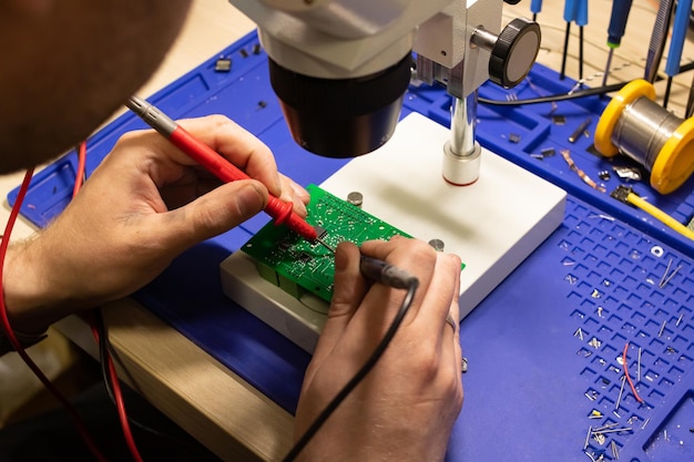 Soldeerproces op een groene PCB-closeup