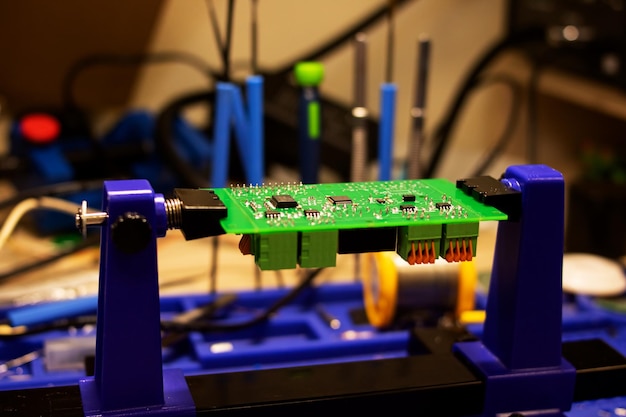 Foto processo di saldatura su un primo piano pcb verde