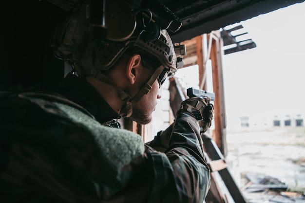 Foto soldato in combattimento soldato in addestramento di combattimento urbano soldato che entra in un edificio abbandonato operazione anti-terrorista addestramento sul campo di battaglia