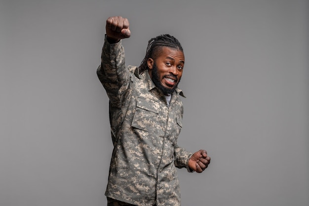 Photo soldier demonstrating martial art before the camera