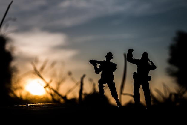 写真 兵士のガードのシルエット。