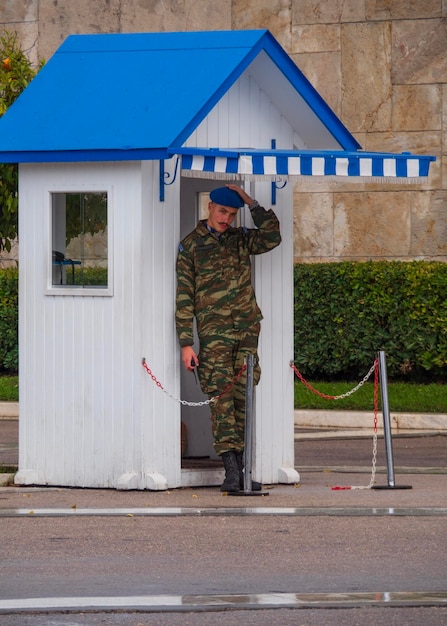 Foto un soldato che sorveglia la guardia della guardia greca evzon in piazza syntagma ad atene