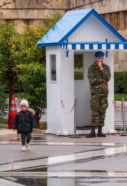 Photo a soldier guarding the guard of the greek guards evzon on syntagma square in athens