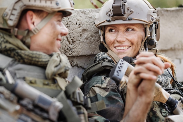 Foto soldato e sua moglie sul campo di battaglia