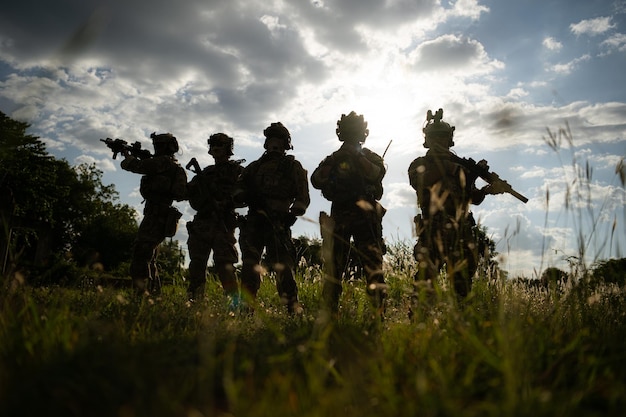 写真 兵士が銃を握り,行動の成功や戦争の勝利を示す 特殊部隊の軍事訓練コンセプト.