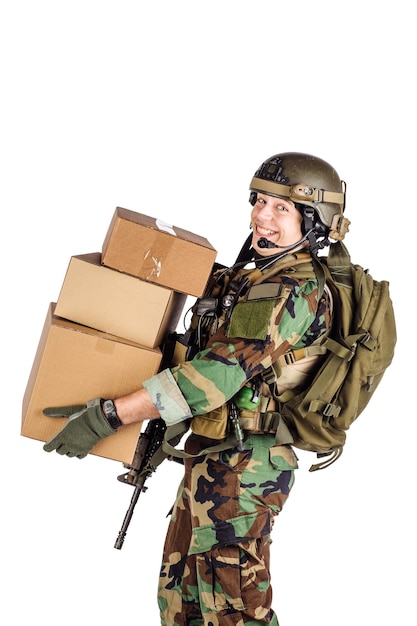 Солдат держит коробку с доставкой