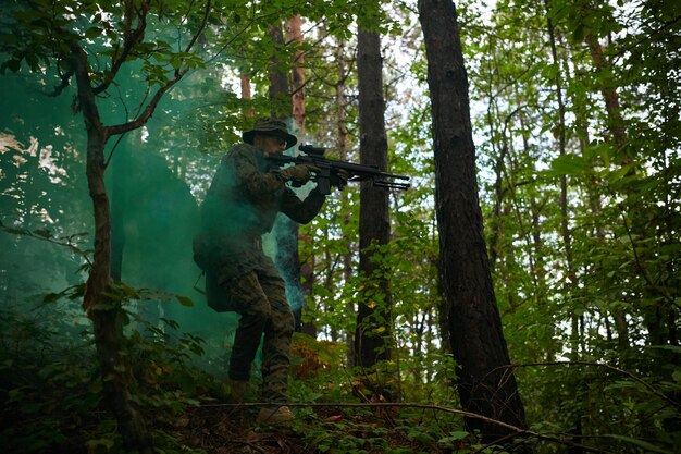 写真 戦闘中の兵士が武器を狙っている レーザー視野オプティクス