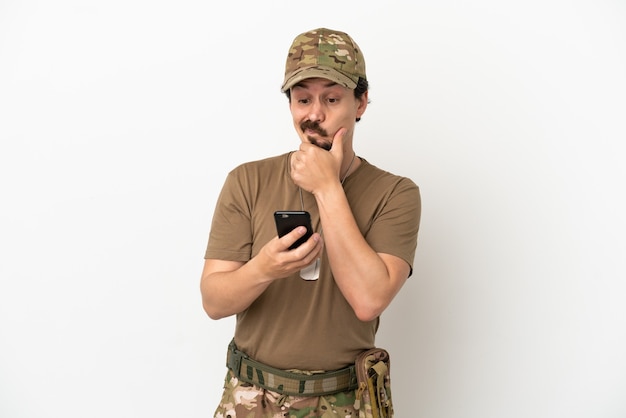 Человек-солдат, изолированные на белом фоне, думает и отправляет сообщение