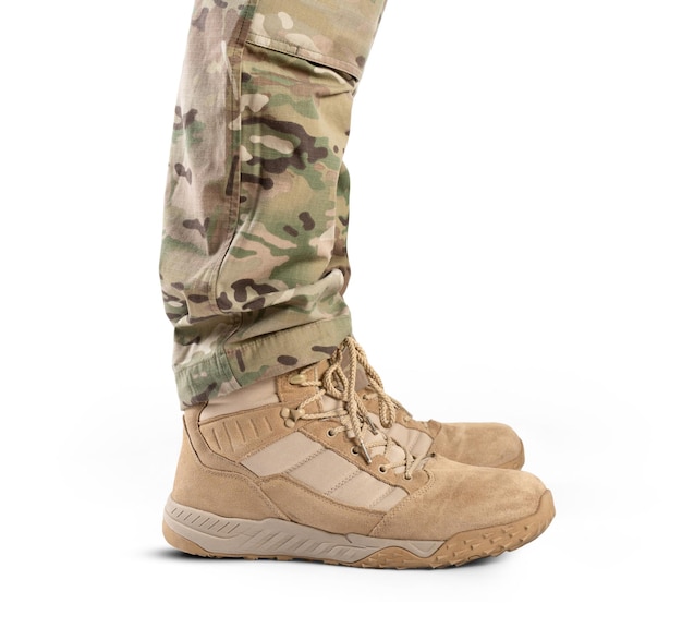 Soldato in stivali militari su uno sfondo bianco alzato stivali dell'esercito