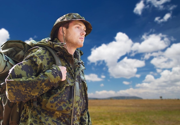 Foto soldato in uniforme militare con zaino in escursione