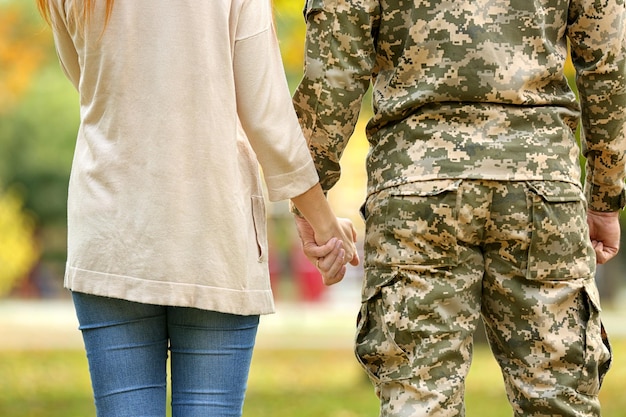 妻のクローズ アップと再会した兵士