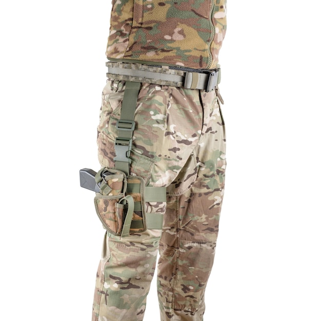 Foto soldato che indossa l'uniforme con la pistola nella fondina concetto militare
