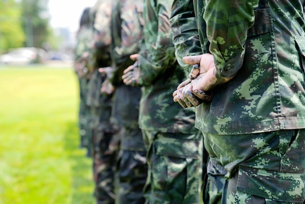 Soldati in uniforme militare mimetica in posizione di riposo
