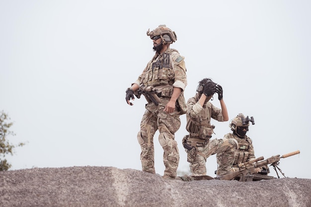 武器を運ぶカモフラージュの軍服を着た兵士偵察任務