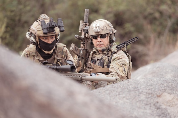 武器を運ぶカモフラージュの軍服を着た兵士偵察任務