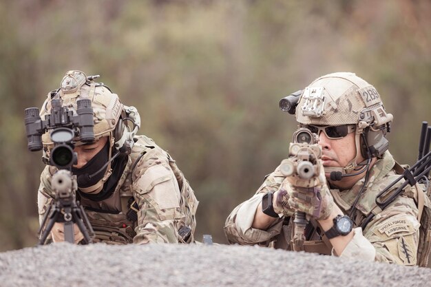 武器を運ぶカモフラージュの軍服を着た兵士偵察任務