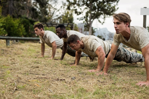 Photo soldiers performing pushup exercise