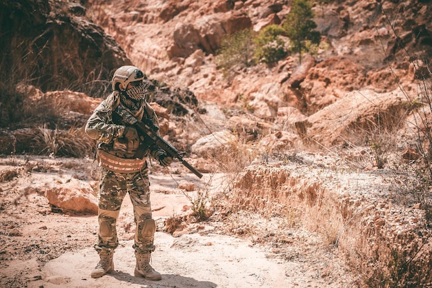 砂漠での戦争に特殊部隊の兵士タイの人々軍の兵士が最前線をパトロールした