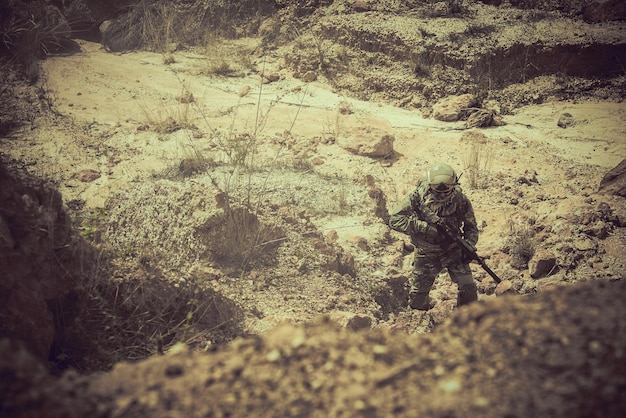 Photo soldiers of special forces on wars at the desertthailand peoplearmy soldier walking patrol