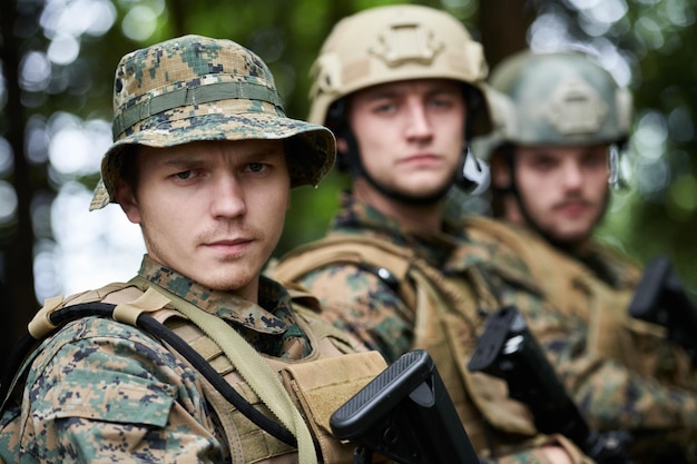 Foto i soldati della squadra si rilassano a camminare.