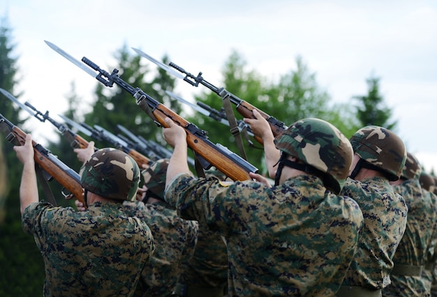 Фото Солдаты с военной камуфляжной униформой в армии