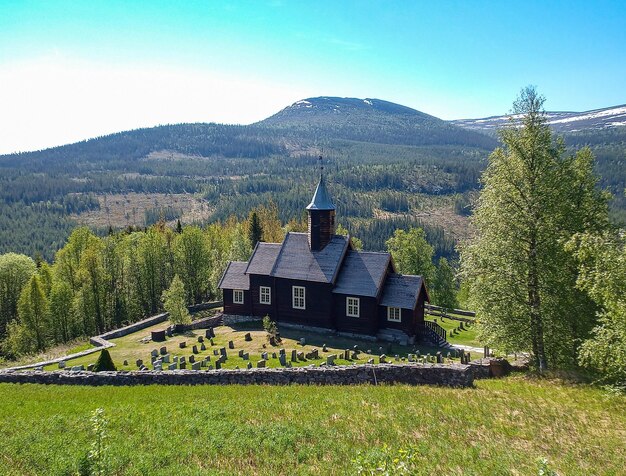 Foto solia kirke rondane scenic route kerk en begraafplaats in de bergen