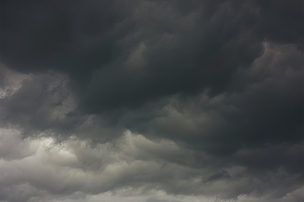 Solide grijze wolken overschaduwen de lucht vormt een dramatische en broodzinnige achtergrond