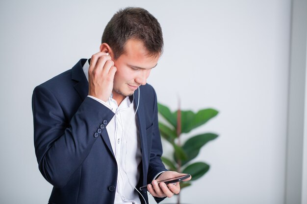 Solide zakenman praten aan de telefoon met een klant in het kantoor van het bedrijf