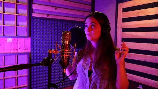 solist repeteert in een opnamestudio