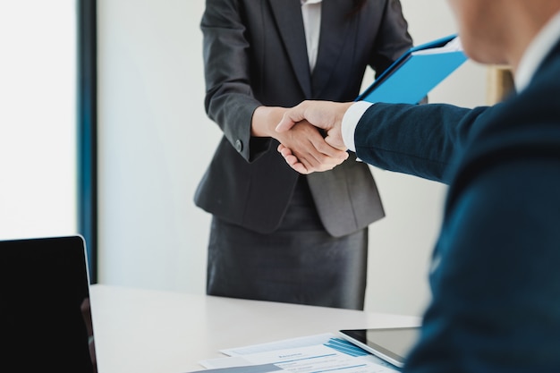 Sollicitant met interview. Handshake tijdens sollicitatiegesprek