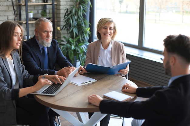 Sollicitatiegesprek met de werkgever, business team luistert naar de antwoorden van de kandidaat.