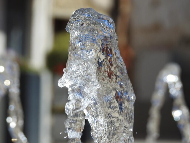 사진 솔로 agua brotando de una fuente y vista en detalle