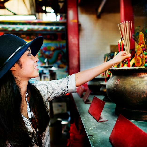 Foto l'assolo viaggiatore donna asiatica