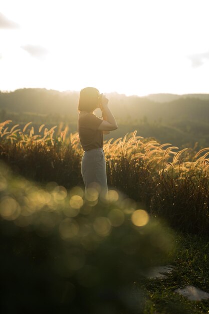 Foto viaggio da donna da sola scattare foto e visitare l'alba sulla montagna in thailandia