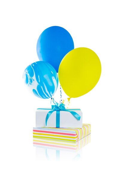 Солорные воздушные шары и подарки к празднику на белом фоне с отражением