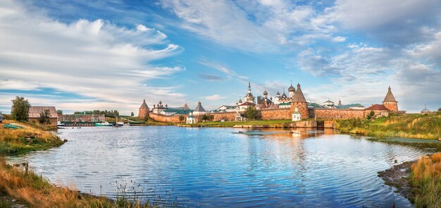 Solovetsky 섬의 Solovetsky 수도원과 번영만의 푸른 물